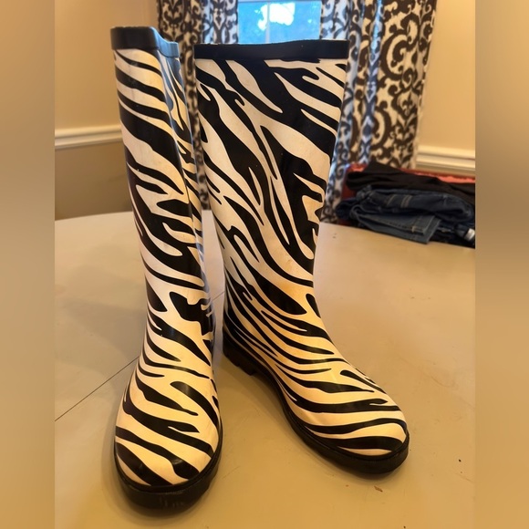 West Blvd zebra print rain boots in EUC. Size 5.5. Black and white. - Picture 2 of 10
